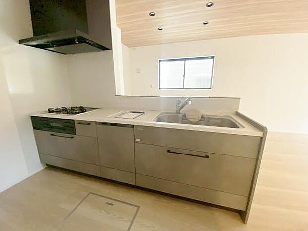 キッチン ダイニングに面した対面式キッチンでは、できたてのお料理がすぐテーブルに出せます