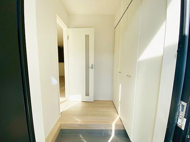 玄関収納 玄関横にシューズボックスがついているので、片付いた玄関がキープできます 