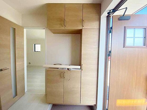 玄関収納 玄関横にシューズボックスがついているので、片付いた玄関がキープできます 