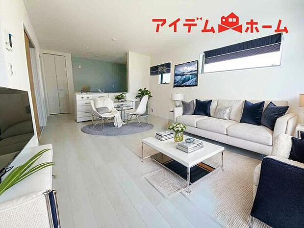 リビング 南向きのため明るい陽射しが射し込みます♪