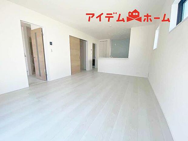 リビング 南向きのため明るい陽射しが射し込みます♪