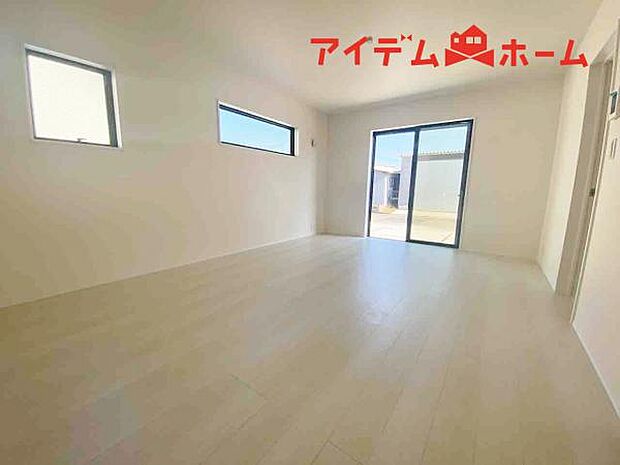 リビング 南向きのため明るい陽射しが射し込みます♪