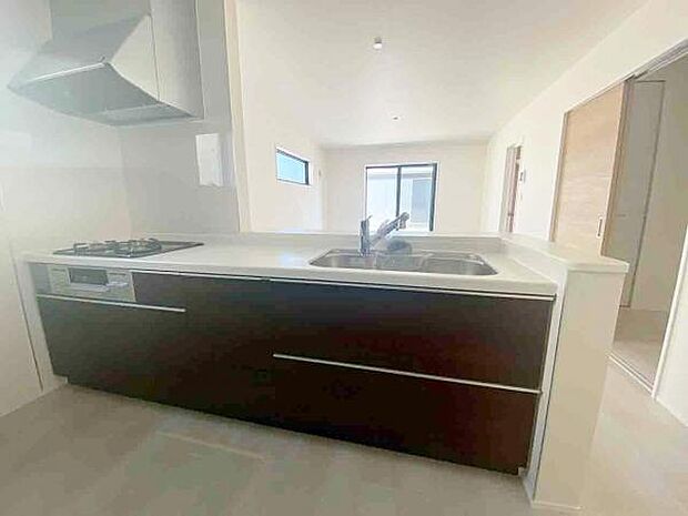 キッチン ダイニングに面した対面式キッチンでは、できたてのお料理がすぐテーブルに出せます 