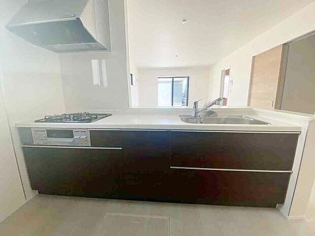 キッチン ダイニングに面した対面式キッチンでは、できたてのお料理がすぐテーブルに出せます 