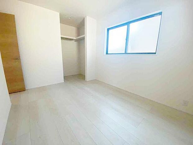 洋室 明るい洋室ではのんびりとお過ごしできます☆ 