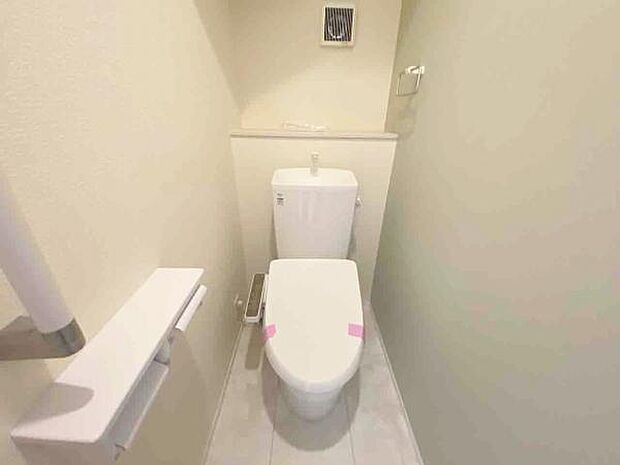 トイレ トイレには快適な温水洗浄便座付き 