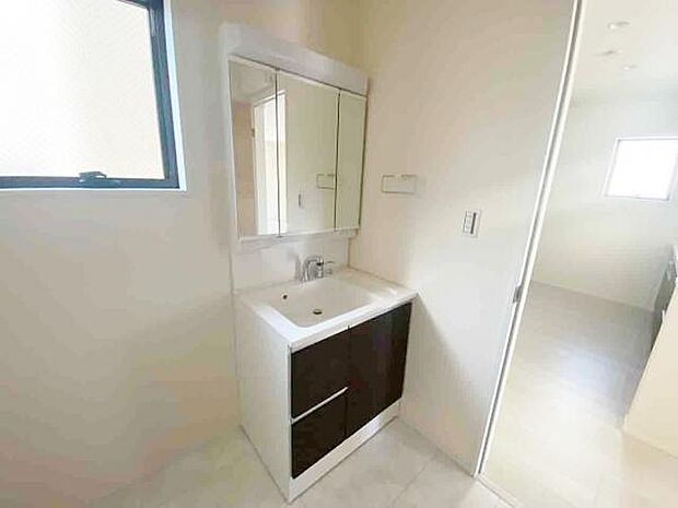 洗面 洗面からお化粧まで忙しい朝の準備にぴったりな洗髪洗面化粧台付き 