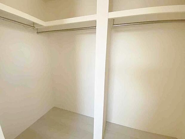 スーツケースなど大きなものからバッグや帽子など小物類も保管できます。 