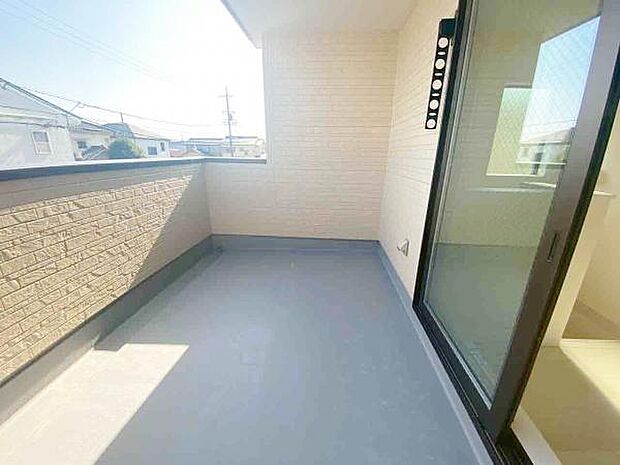 バルコニー 広々としたバルコニーには洗濯物もたくさん干せます 