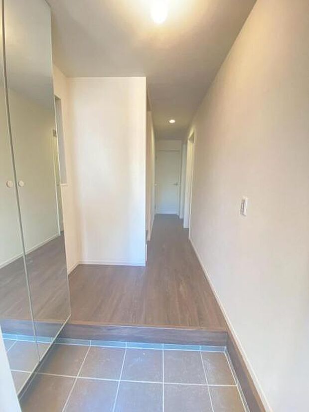 玄関収納 玄関横にシューズボックスがついているので、片付いた玄関がキープできます 