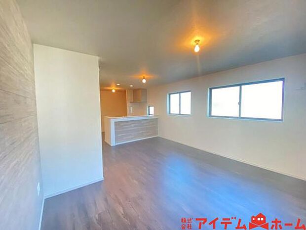 リビング 南向きのため明るい陽射しが射し込みます♪ 