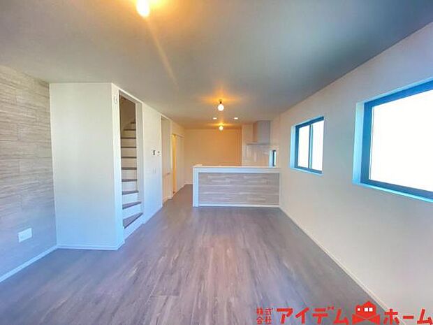 リビング 南向きのため明るい陽射しが射し込みます♪ 