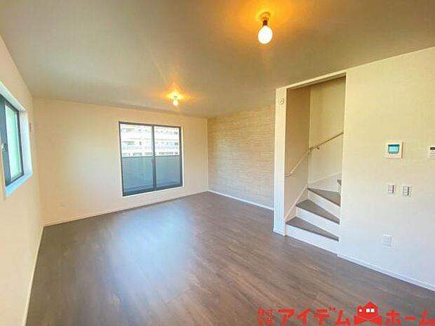 リビング 南向きのため明るい陽射しが射し込みます♪ 