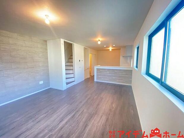 リビング 南向きのため明るい陽射しが射し込みます♪ 