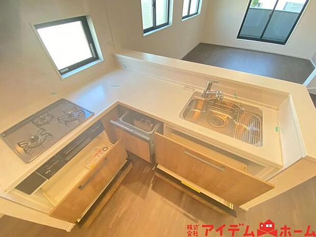 キッチン ダイニングに面した対面式キッチンでは、できたてのお料理がすぐテーブルに出せます 