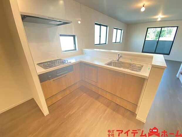 キッチン ダイニングに面した対面式キッチンでは、できたてのお料理がすぐテーブルに出せます 