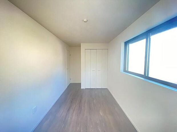 洋室 明るい洋室ではのんびりとお過ごしできます☆ 