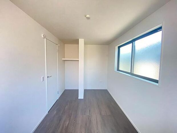 洋室 明るい洋室ではのんびりとお過ごしできます☆ 