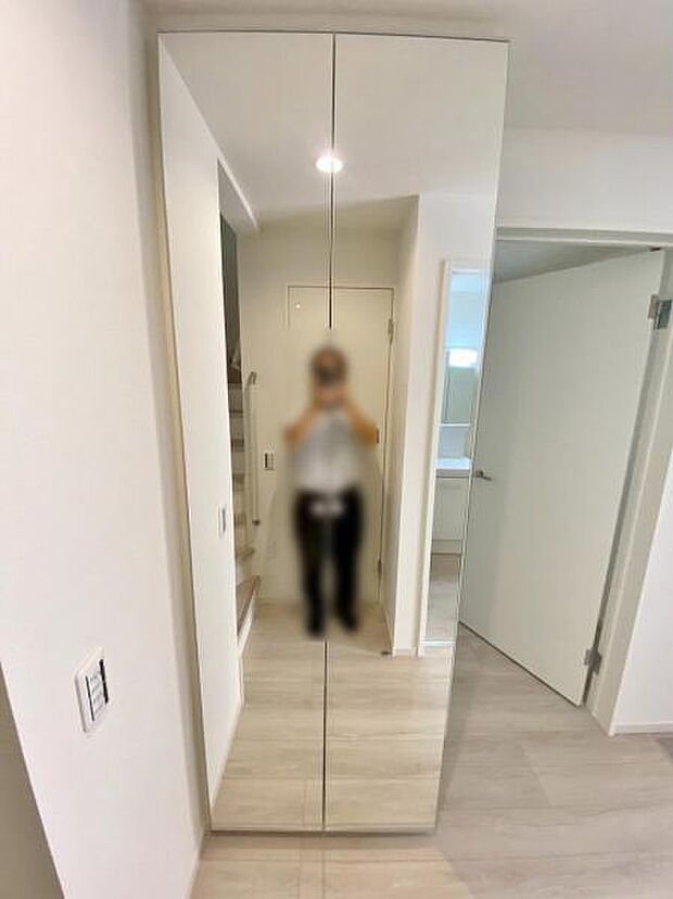 玄関収納 玄関横にシューズボックスがついているので、片付いた玄関がキープできます 