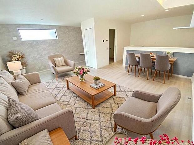 リビング 南向きのため明るい陽射しが射し込みます♪ 