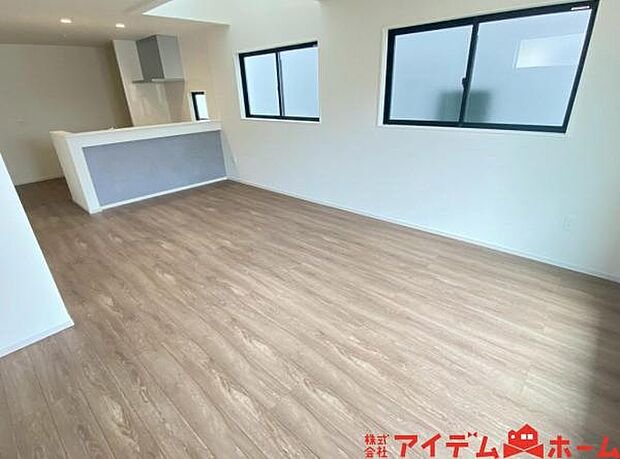 リビング 南向きのため明るい陽射しが射し込みます♪ 