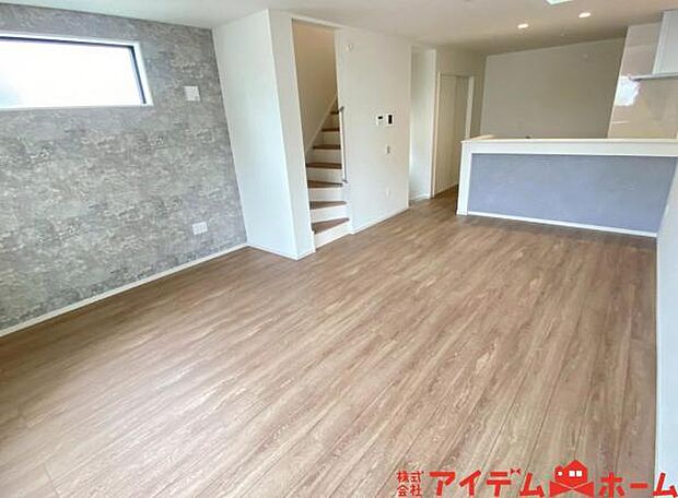 リビング 南向きのため明るい陽射しが射し込みます♪ 