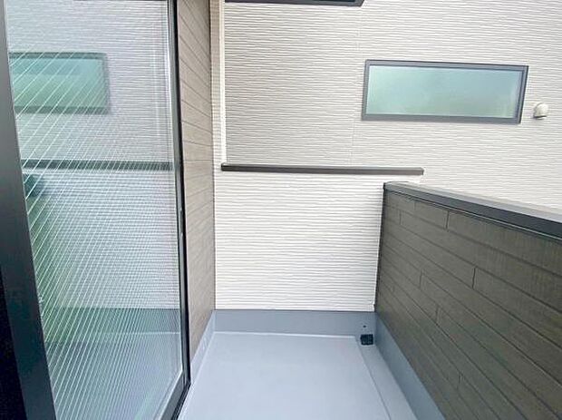 バルコニー 広々としたバルコニーには洗濯物もたくさん干せます 