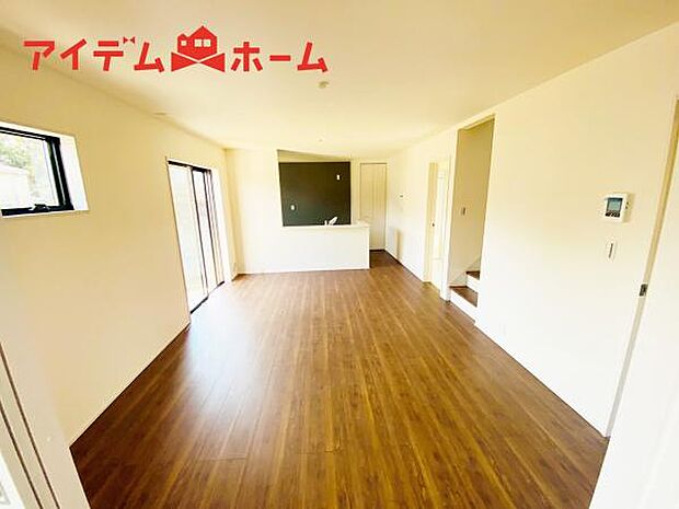 リビング 南向きのため明るい陽射しが射し込みます♪