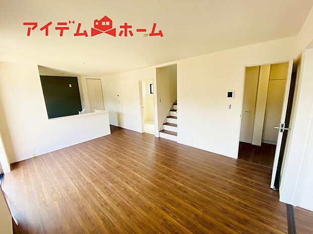 リビング 南向きのため明るい陽射しが射し込みます♪ 