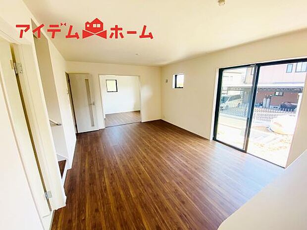 リビング 南向きのため明るい陽射しが射し込みます♪ 