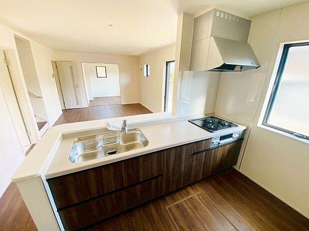 キッチン ダイニングに面した対面式キッチンでは、できたてのお料理がすぐテーブルに出せます 