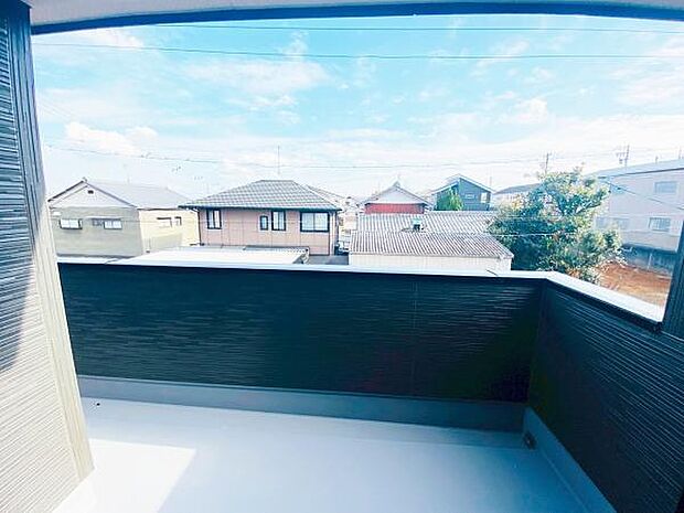 バルコニー 広々としたバルコニーには洗濯物もたくさん干せます 