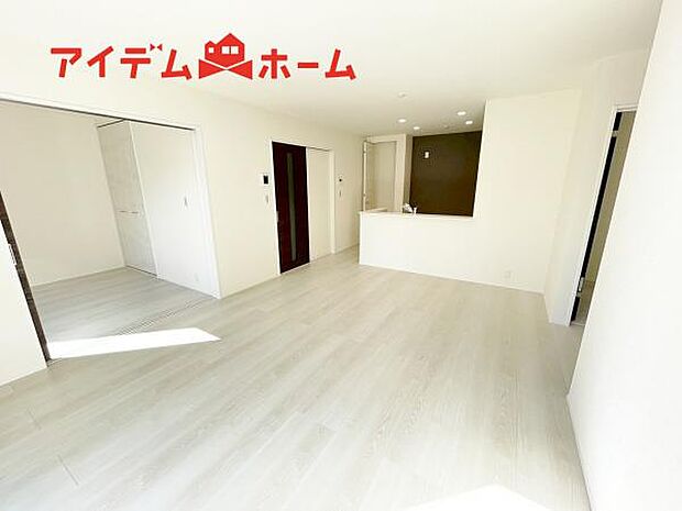 リビング 南向きのため明るい陽射しが射し込みます♪