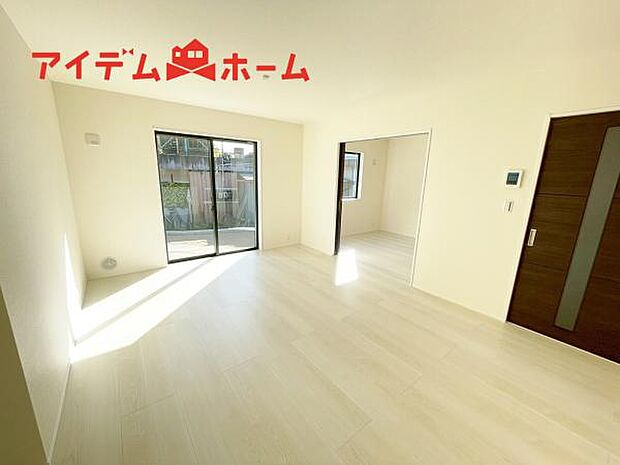 リビング 南向きのため明るい陽射しが射し込みます♪