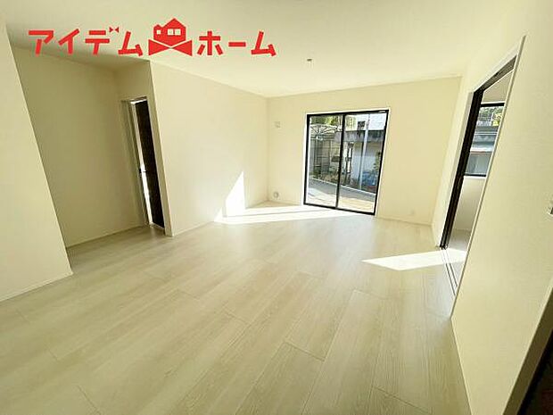 リビング 南向きのため明るい陽射しが射し込みます♪