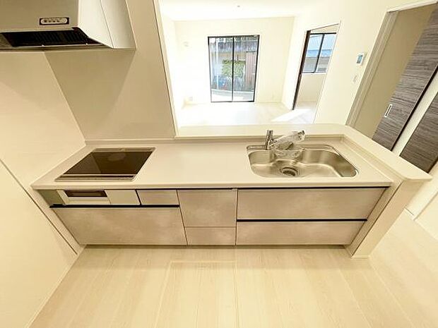 キッチン ダイニングに面した対面式キッチンでは、できたてのお料理がすぐテーブルに出せます