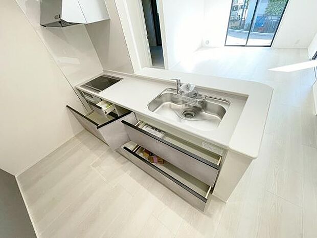 キッチン ダイニングに面した対面式キッチンでは、できたてのお料理がすぐテーブルに出せます