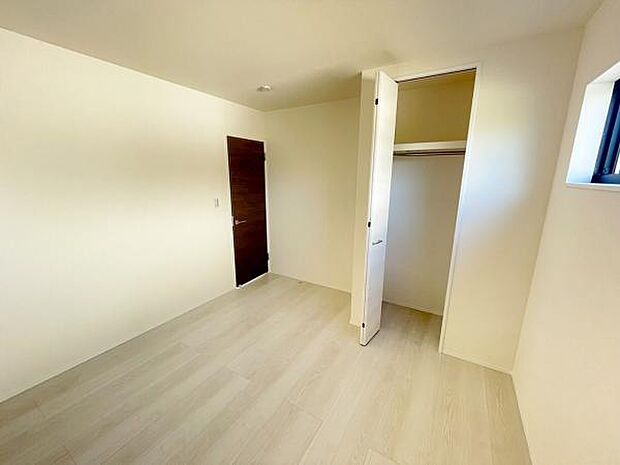 洋室 明るい洋室ではのんびりとお過ごしできます☆