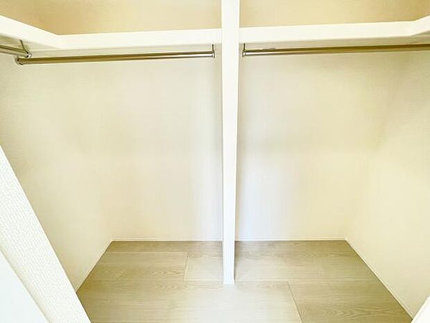 スーツケースなど大きなものからバッグや帽子など小物類も保管できます。