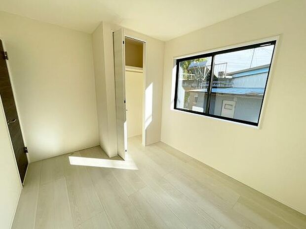 洋室 明るい洋室ではのんびりとお過ごしできます☆