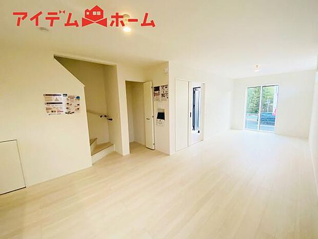 リビング 南向きのため明るい陽射しが射し込みます♪