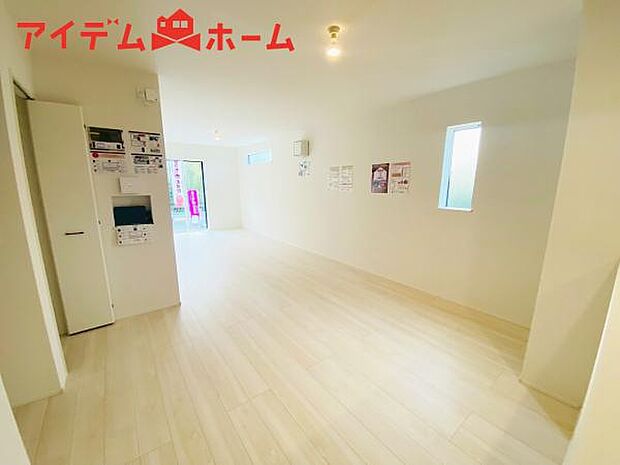 リビング 南向きのため明るい陽射しが射し込みます♪