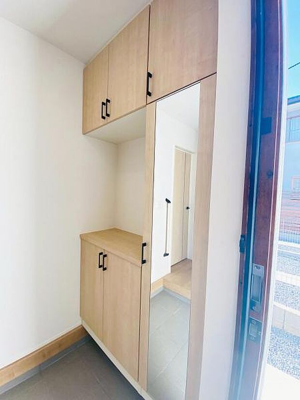 玄関収納 玄関横にシューズボックスがついているので、片付いた玄関がキープできます