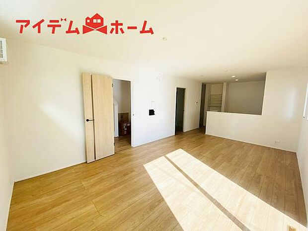 リビング 南向きのため明るい陽射しが射し込みます♪