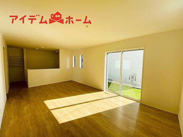 リビング 南向きのため明るい陽射しが射し込みます♪