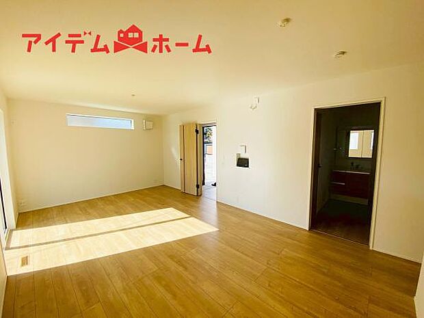 リビング 南向きのため明るい陽射しが射し込みます♪