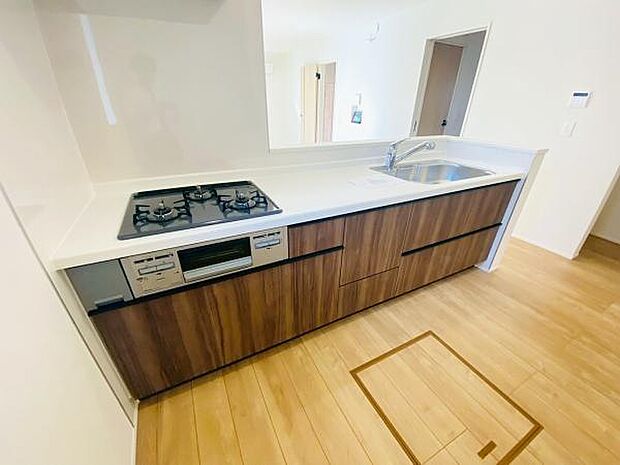 キッチン ダイニングに面した対面式キッチンでは、できたてのお料理がすぐテーブルに出せます