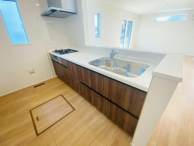 キッチン ダイニングに面した対面式キッチンでは、できたてのお料理がすぐテーブルに出せます