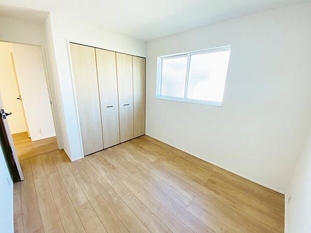 洋室 明るい洋室ではのんびりとお過ごしできます☆