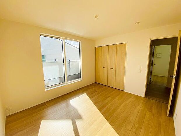 洋室 明るい洋室ではのんびりとお過ごしできます☆